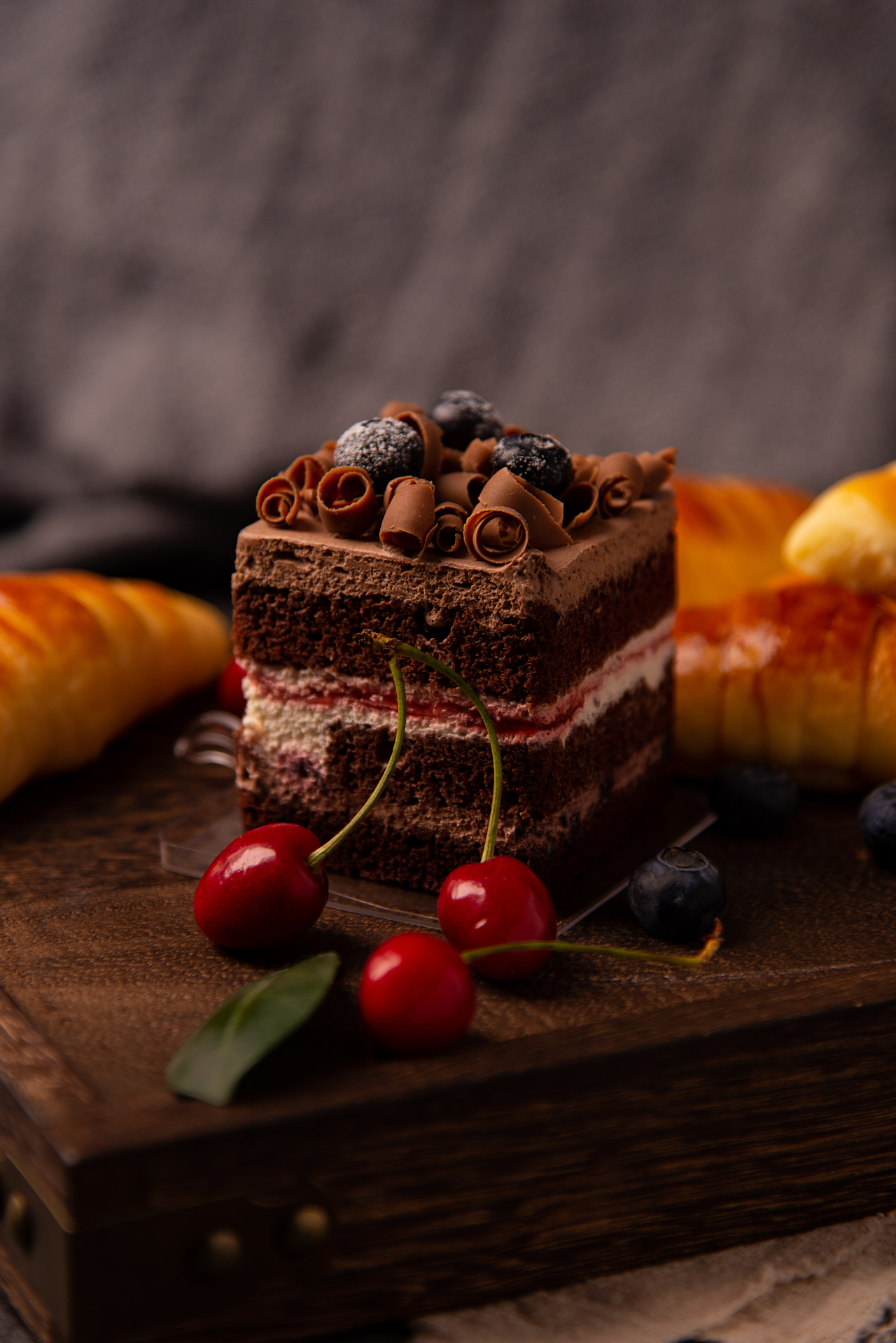 暗调静物 马卡龙、蛋糕与面包的数码产品摄影美学