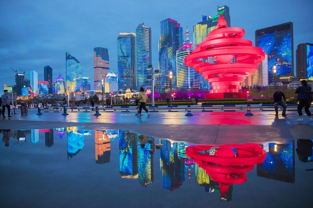 雨后五四广场 霓虹映海波，夜色更胜昼