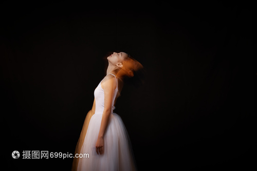 定格的舞姿 女性身影在相片冲印中的永恒瞬间