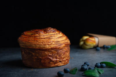 暗调静物摄影 捕捉蛋糕、面包与马卡龙的艺术魅力